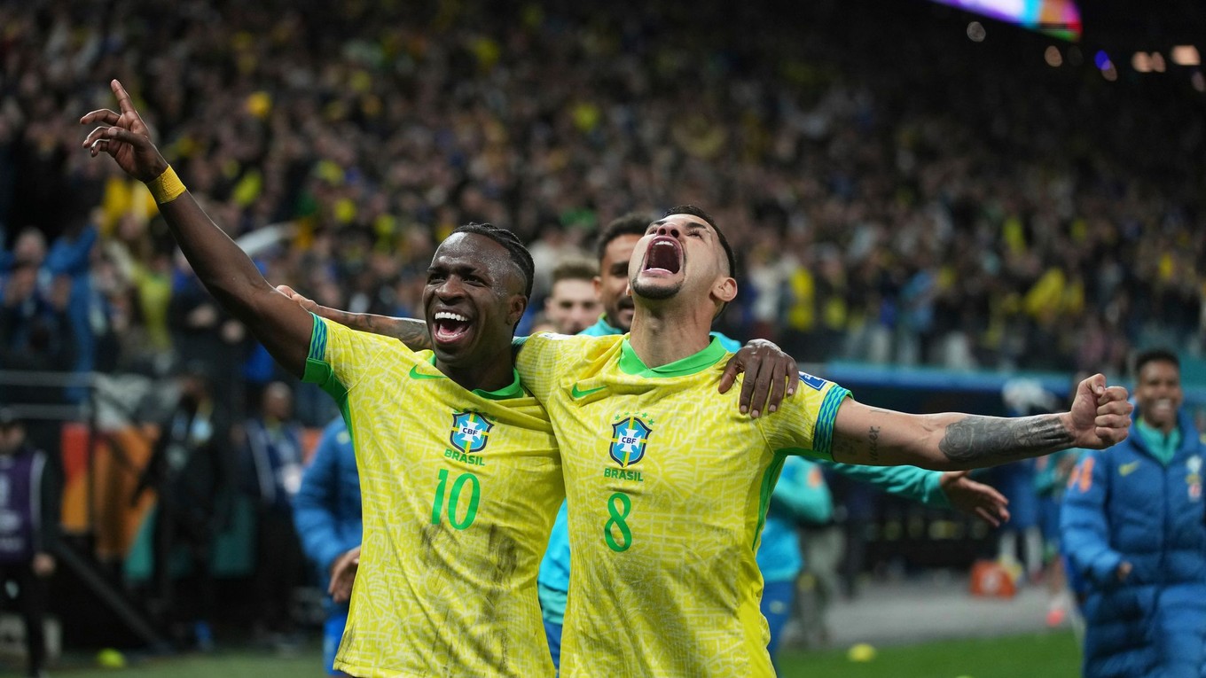 Vľavo Vinicius Junior a Bruno Guimaraes oslavujú gól.