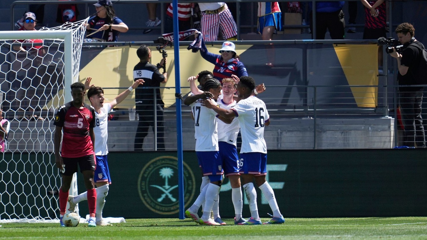 Hráči USA oslavujú gól. 