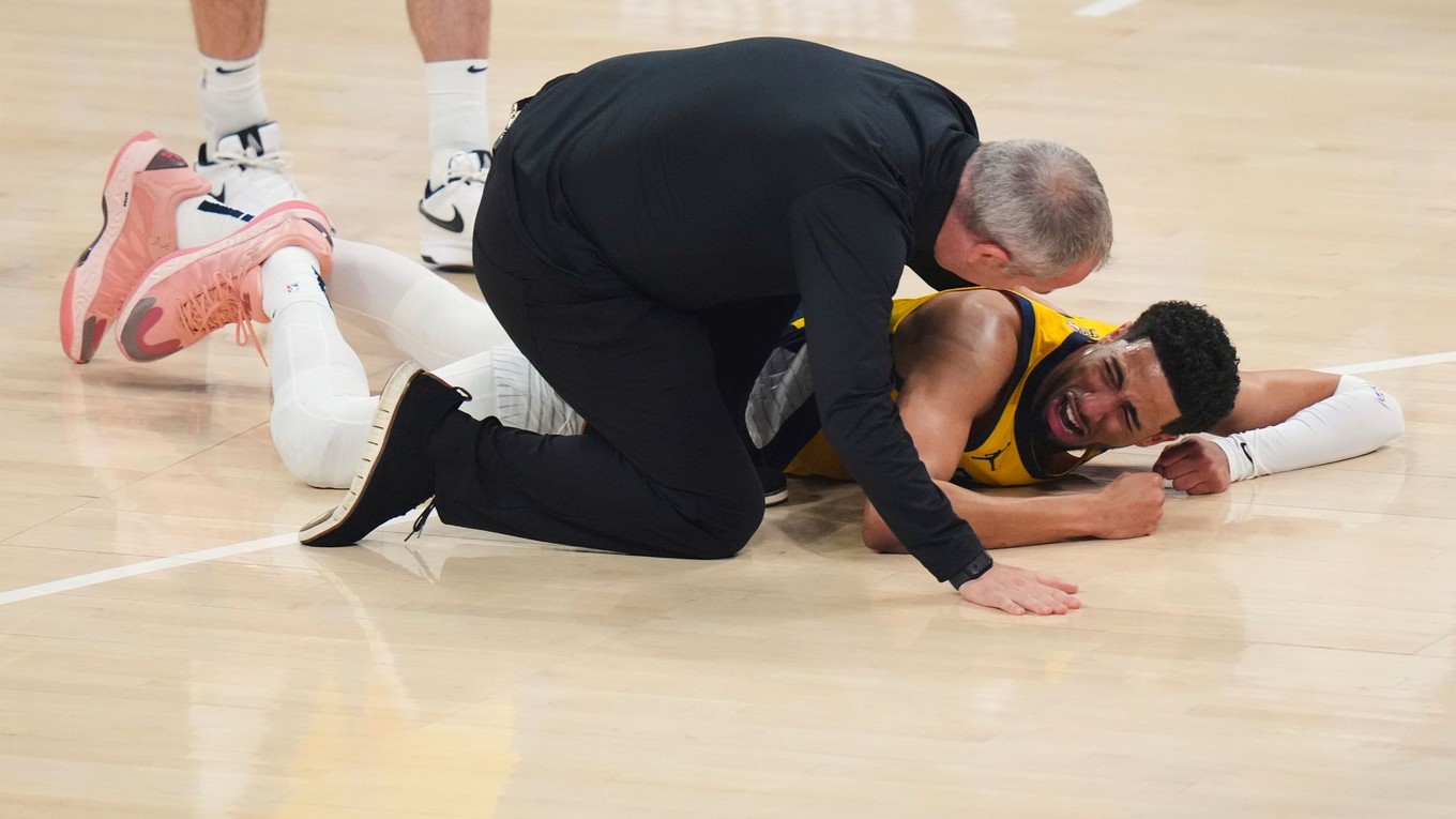 Tyrese Haliburton leží na palubovke po tom, ako sa zranil.