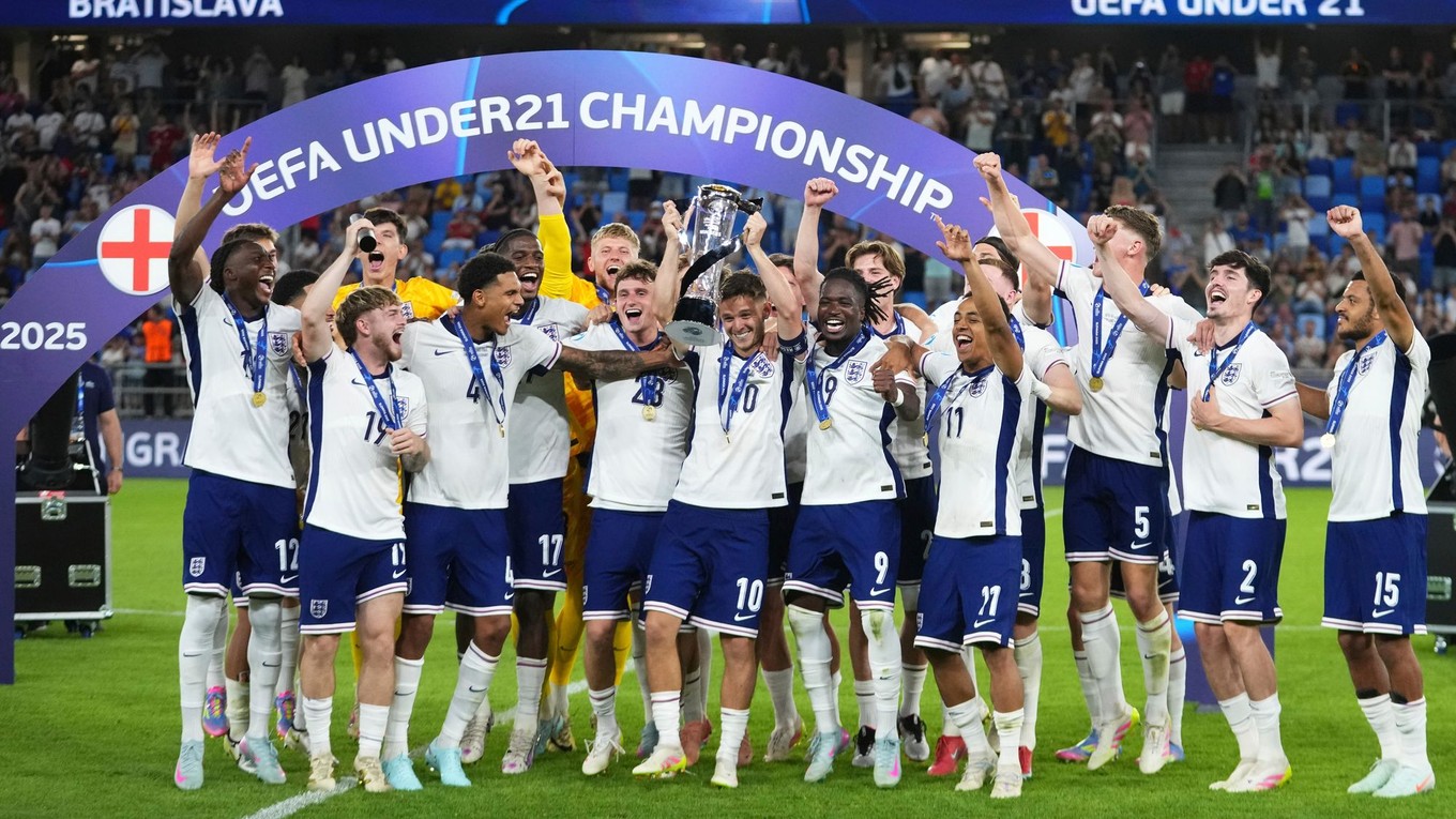 Anglickí futbalisti sa tešia z víťazstva na EURO U21 2025.
