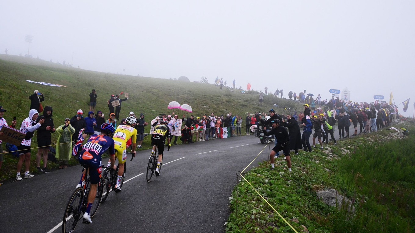 Cyklisti počas 18. etapy Tour de France 2025.