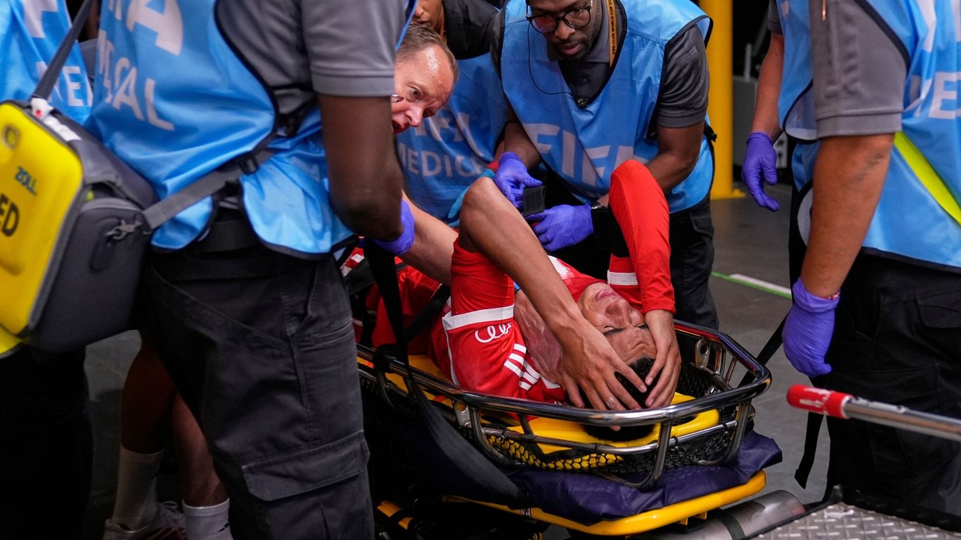 Jamal Musiala po zranení v opatere lekárov.