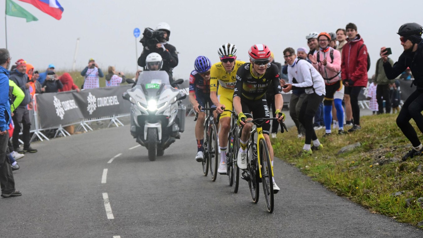 Vpredu Jonas Vingegaard a Tadej Pogačar v 18. etape Tour de France 2025.