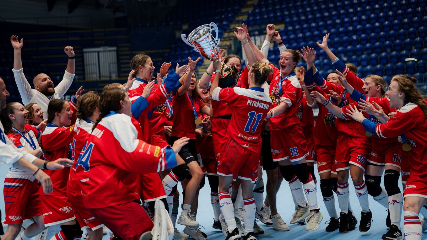 České hokejbalistky oslavujú zisk zlata.