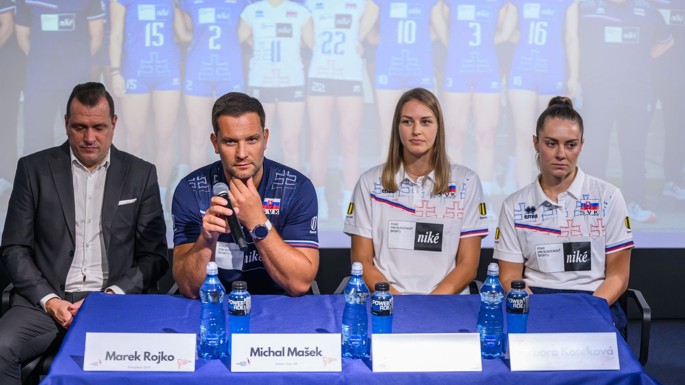 zľava prezident Slovenskej volejbalovej federácie Marek Rojko, reprezentačný tréner žien Michal Mašek, kapitánka tímu Karin Palgutová a reprezentantka SR Barbora Koseková