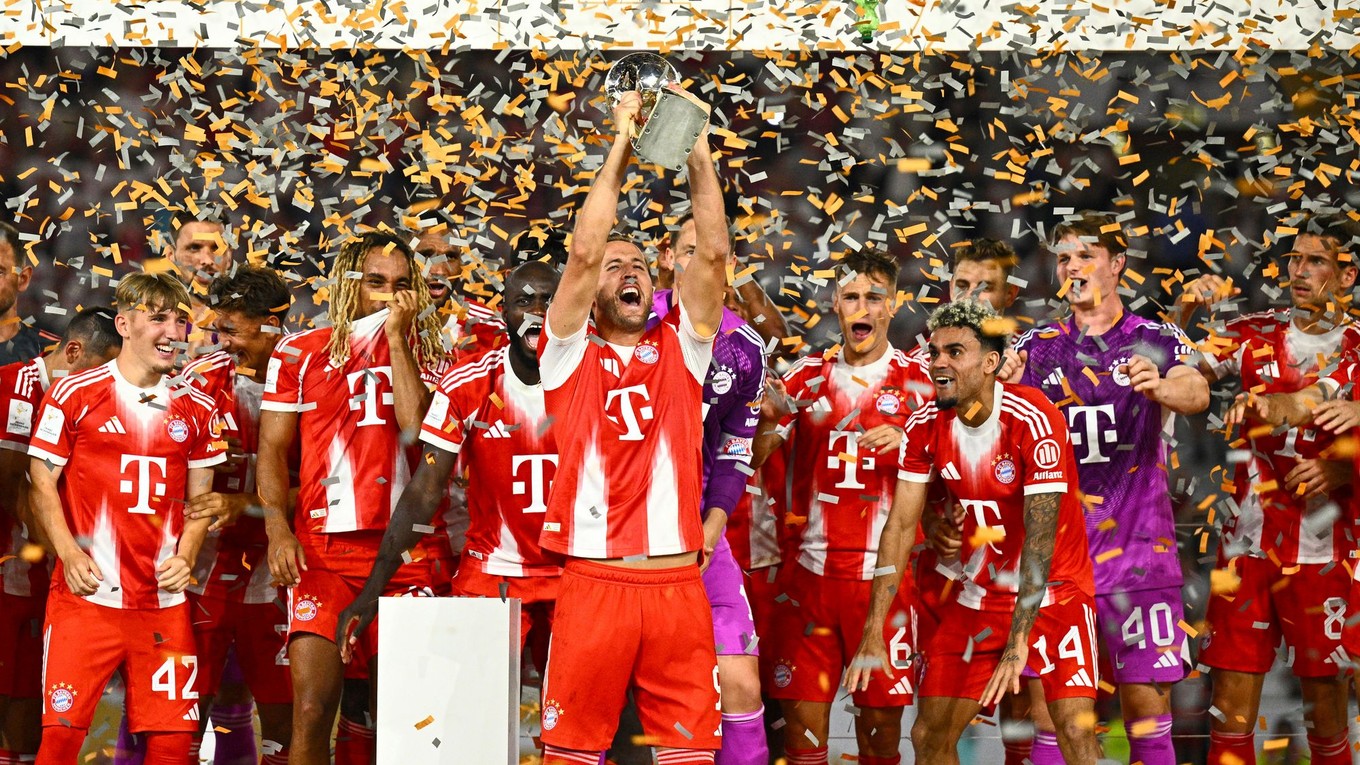 Hráči Bayernu a Harry Kane (uprostred) oslavujú s trofejou po ich víťazstve vo finále zápasu Nemeckého superpohára.