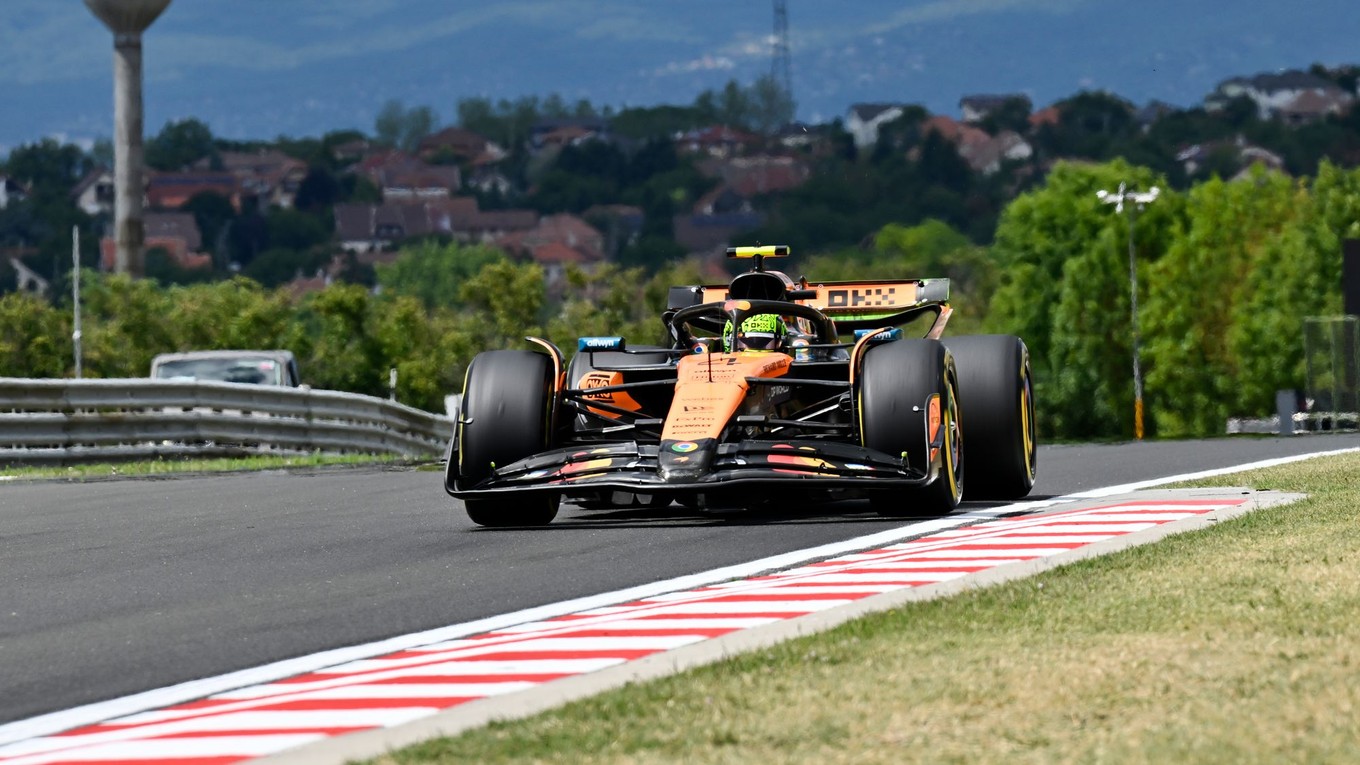 Britský jazdec Lando Norris z McLarenu počas tréningu na Veľkú cenu Maďarska