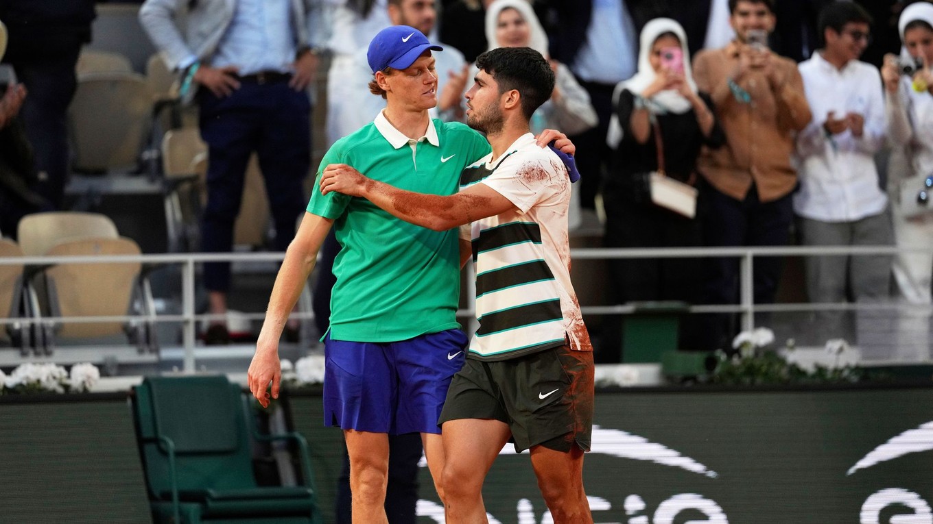 Carlos Alcaraz (vpravo) a Jannik Sinner odohrajú tretie grandslamové finále za sebou.