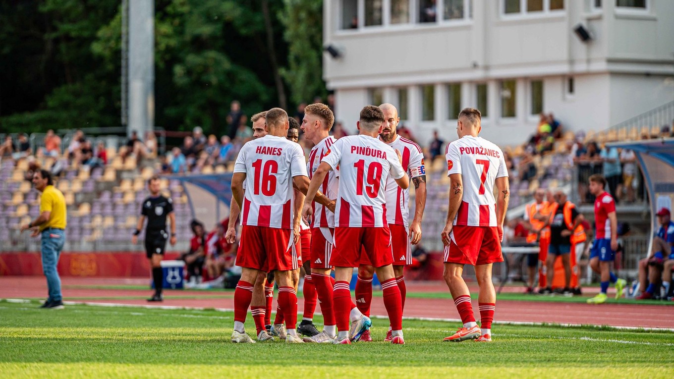 Hráči MFK Dukla Banská Bystrica sa tešia z gólu.
