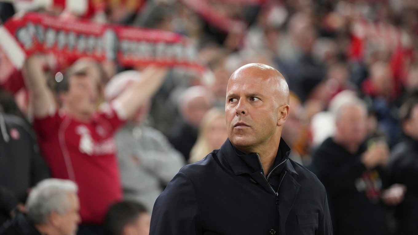 Holandský tréner Arne Slot vedie Liverpool od júla 2024.