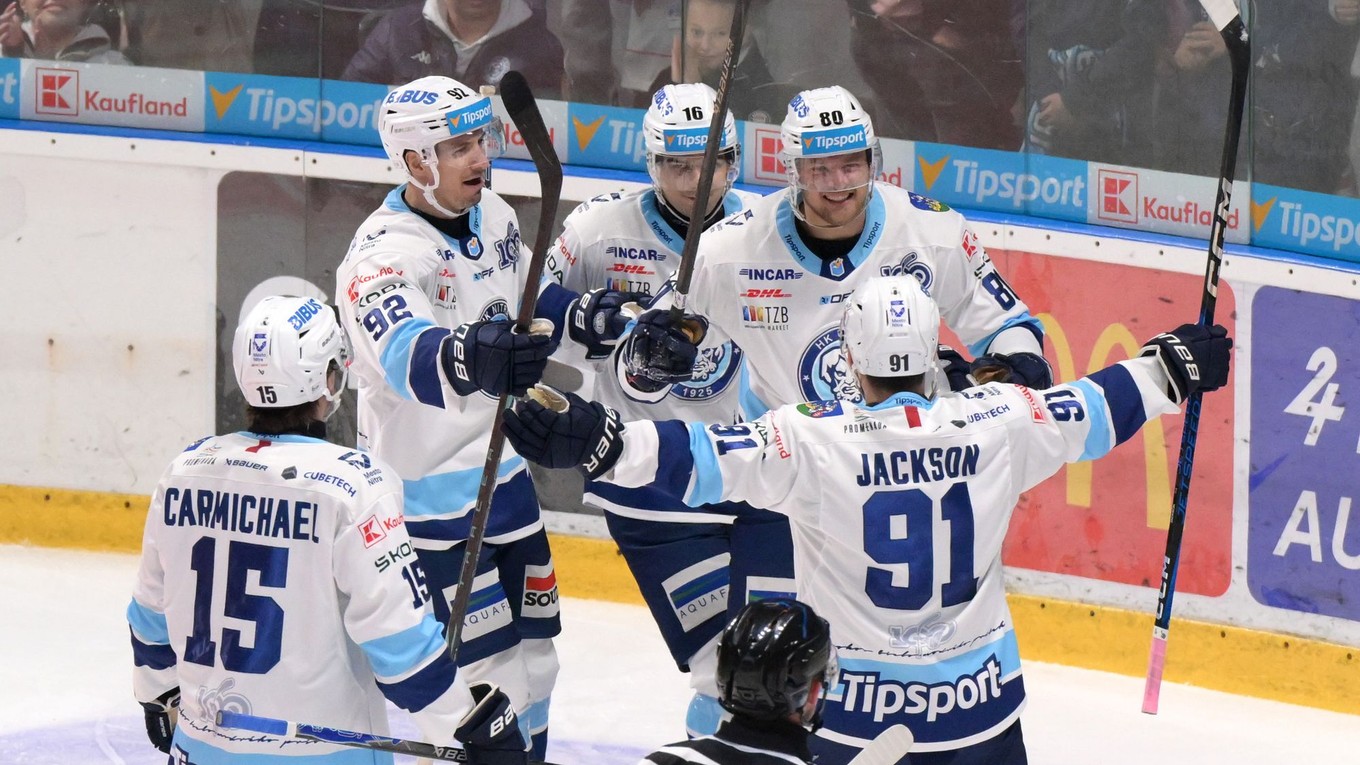 Na snímke radosť hráčov Nitry po strelení gólu.