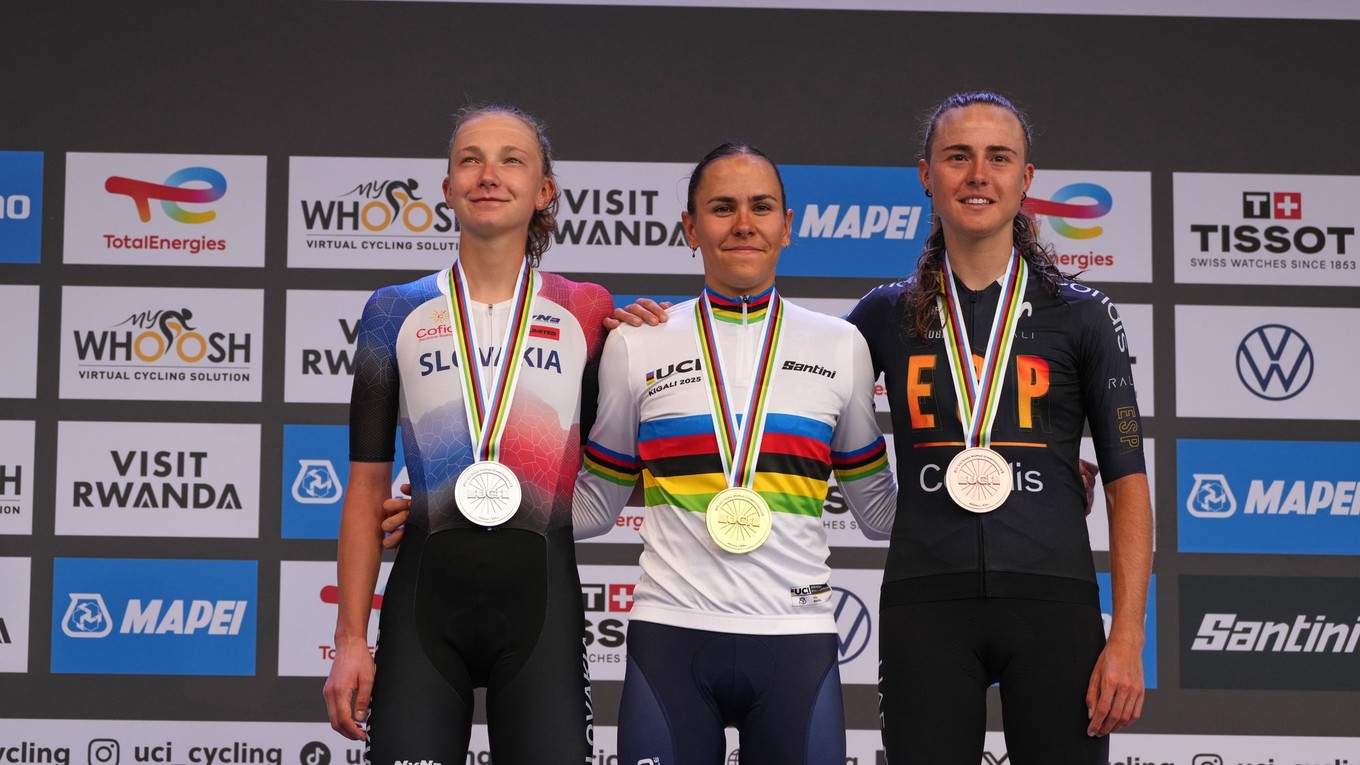 Viktória Chladoňová (vľavo) počas medailového ceremoniálu po pretekoch žien do 23 rokov na MS v cyklistike 2025. 