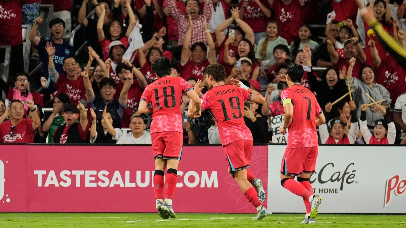 Hráči Južnej Kórey oslavujú gól v prípravnom zápase proti Mexiku.