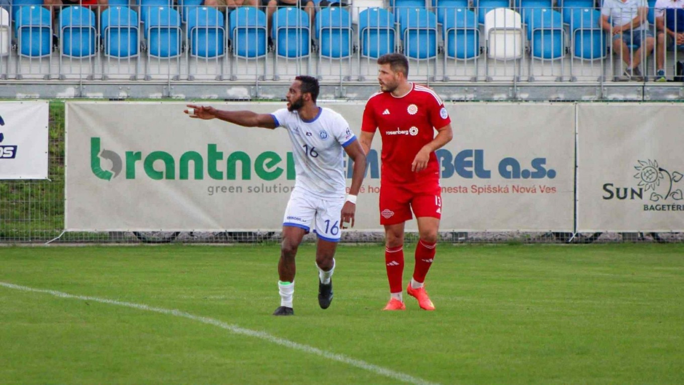 Vpravo Michal Vilkovský v drese MFK Spartak Medzev.