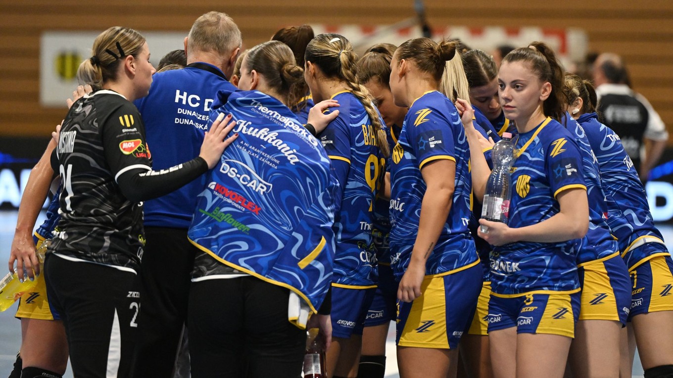 Na snímke hráčky DAC.