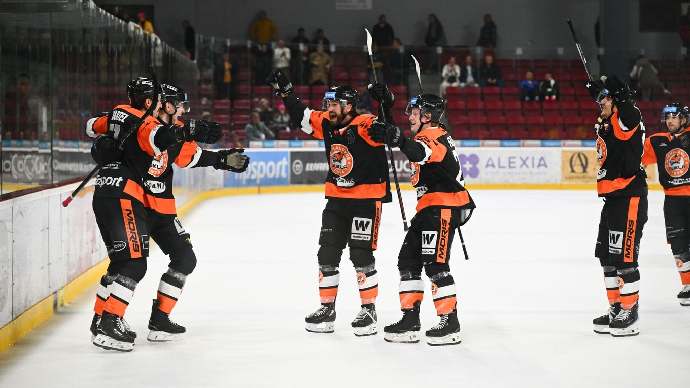 Hráči Michaloviec sa tešia z víťazného gólu.