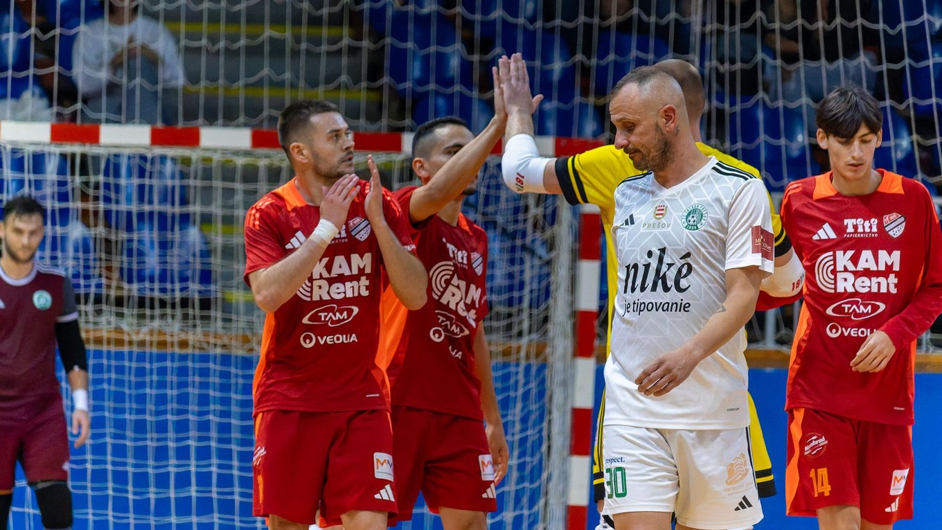 Futsalisti Lučenca oslavujú víťazstvo.