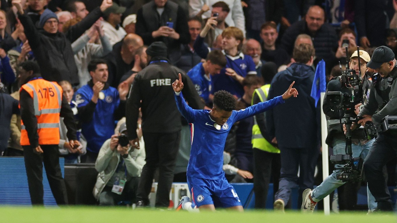 Futbalista Chelsea Londýn Estevao sa teší z gólu