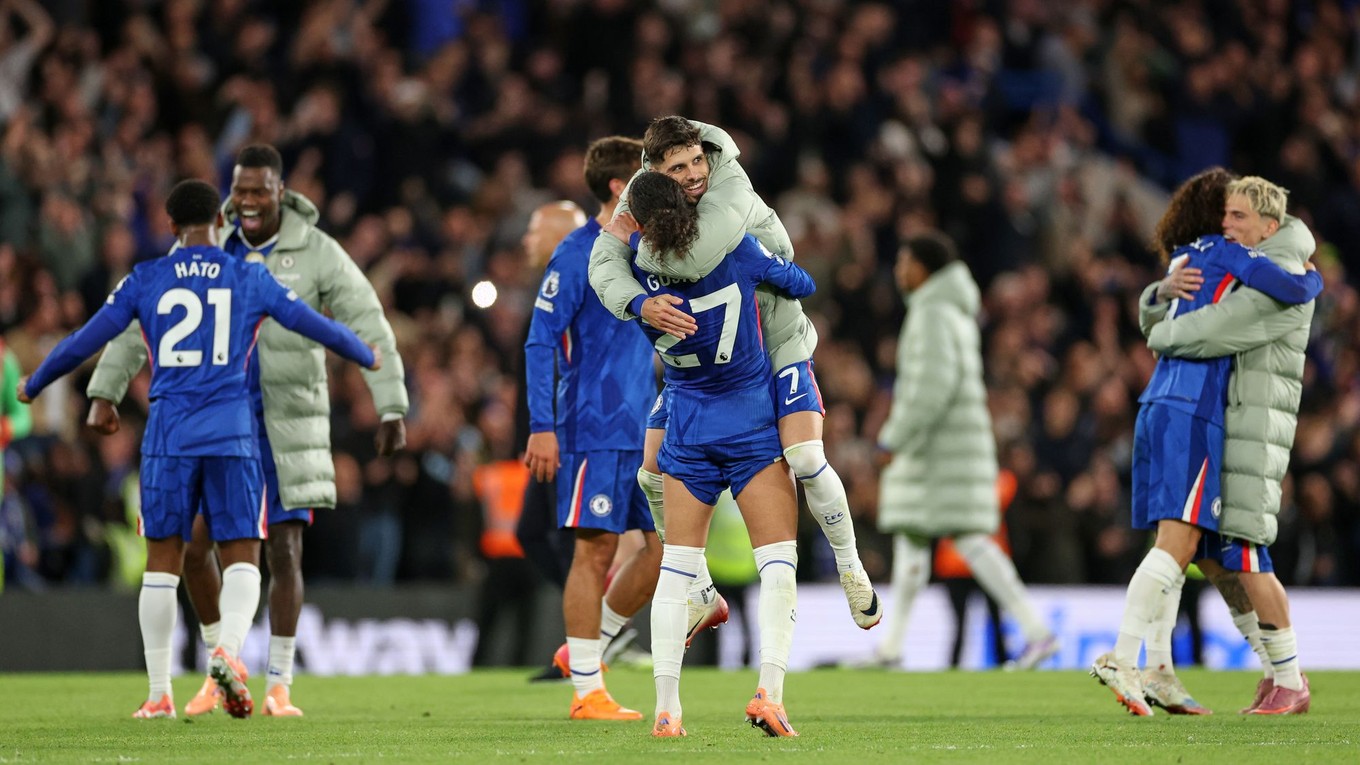 Radosť hráčov Chelsea po víťazstve nad Liverpoolom.