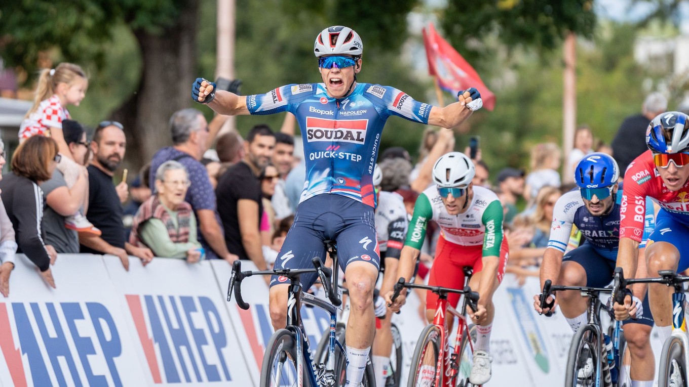 Paul Magnier sa teší z triumfu