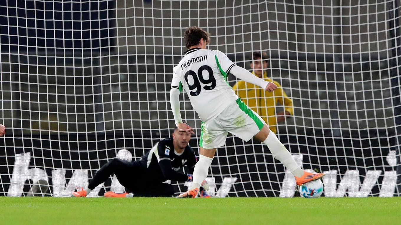 Andrea Pinamonti dáva gól