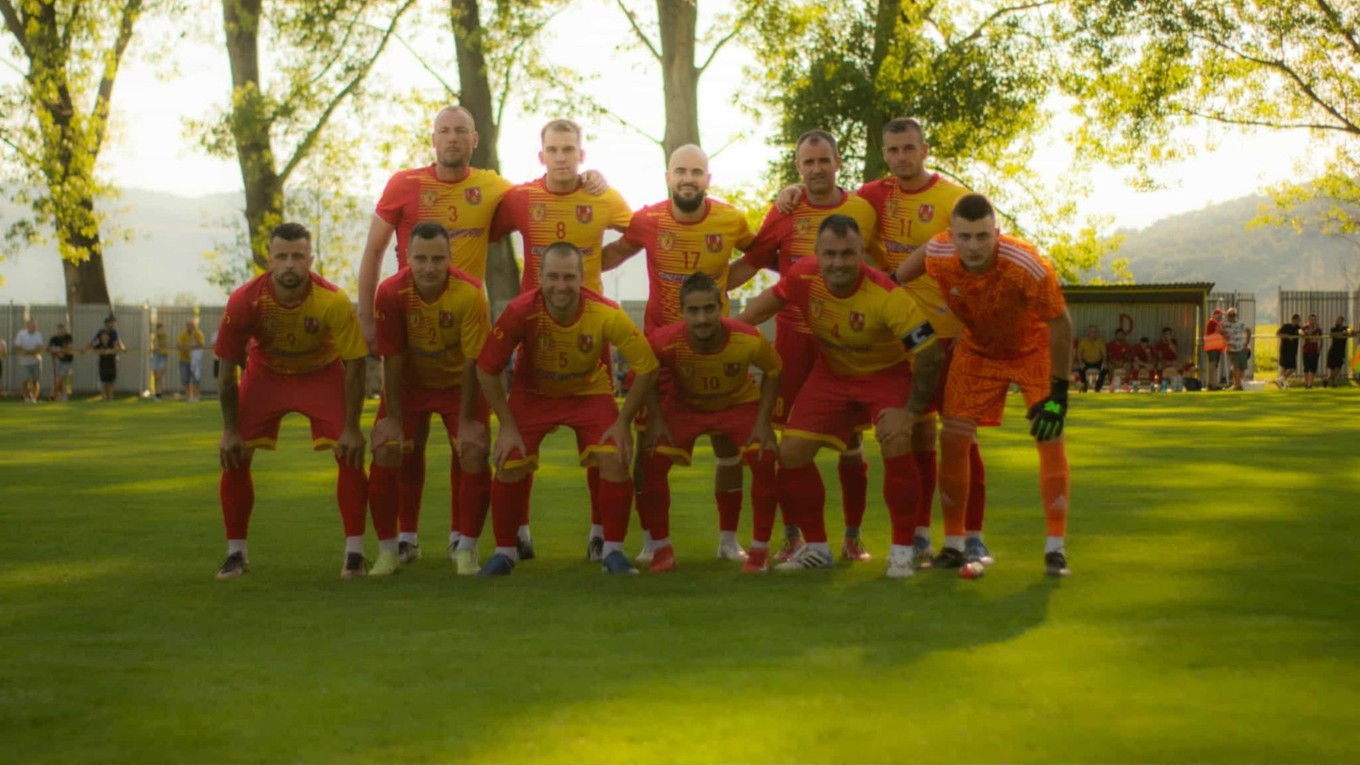 Futbalisti TJ Dvorníky – Včeláre.