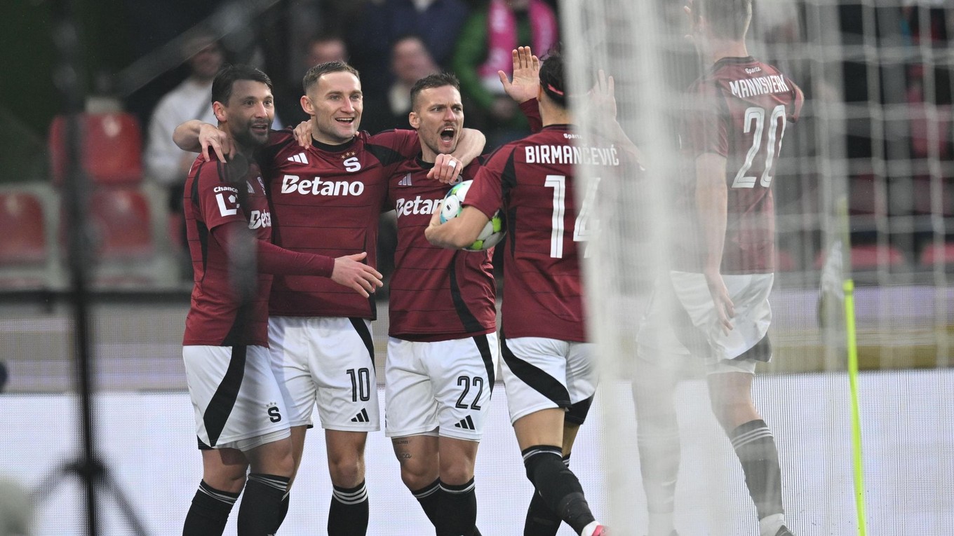 Lukáš Haraslín (v strede) oslavuje gól so spoluhráčmi