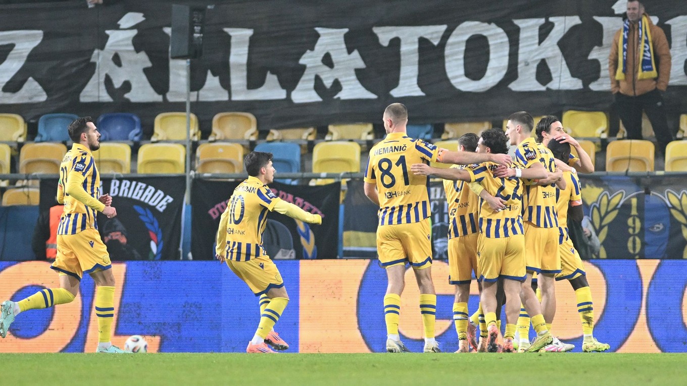 Radosť hráčov DAC po strelení gólu počas zápasu 17. kola Niké ligy medzi FC DAC 1904 Dunajská Streda - FC Spartak Trnava.