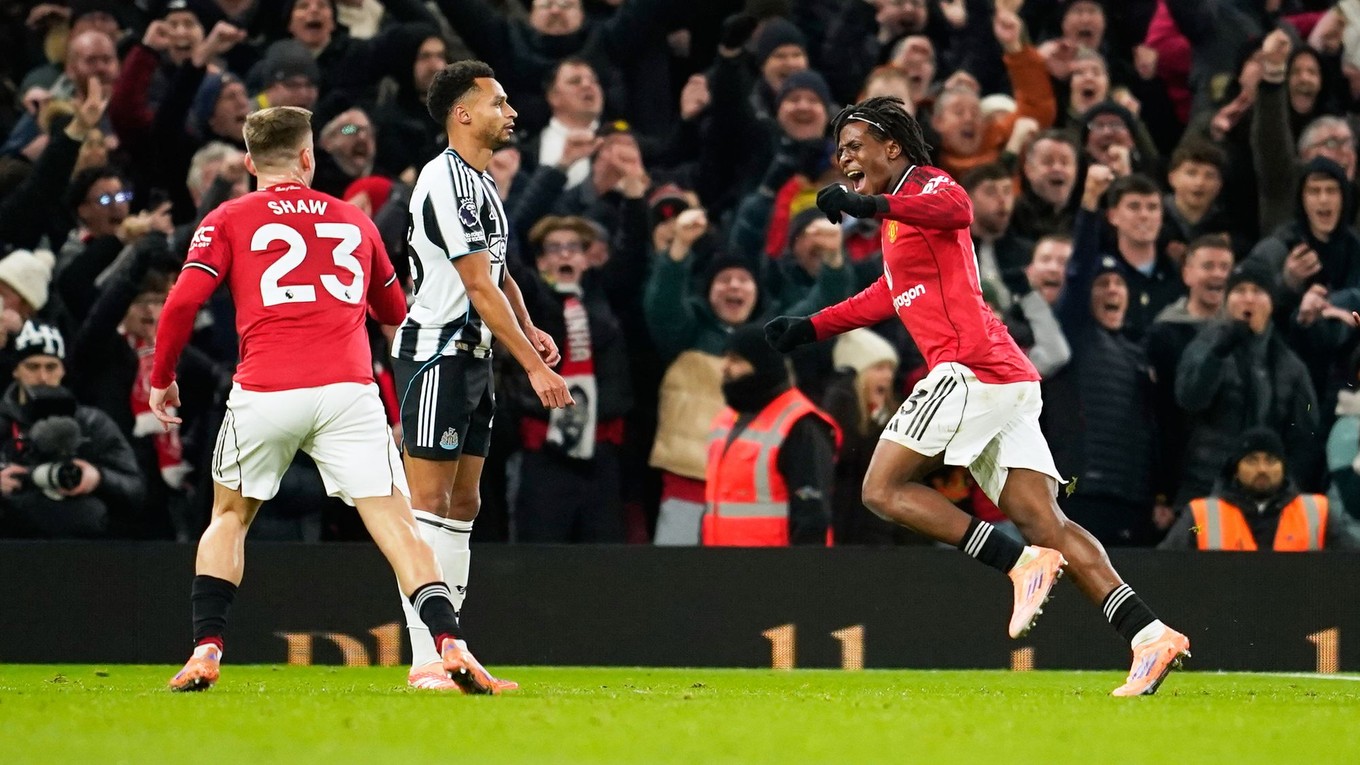 Patrick Dorgu (vpravo) sa teší z gólu v zápase 18. kola anglickej Premier League Manchester United - Newcastle United.