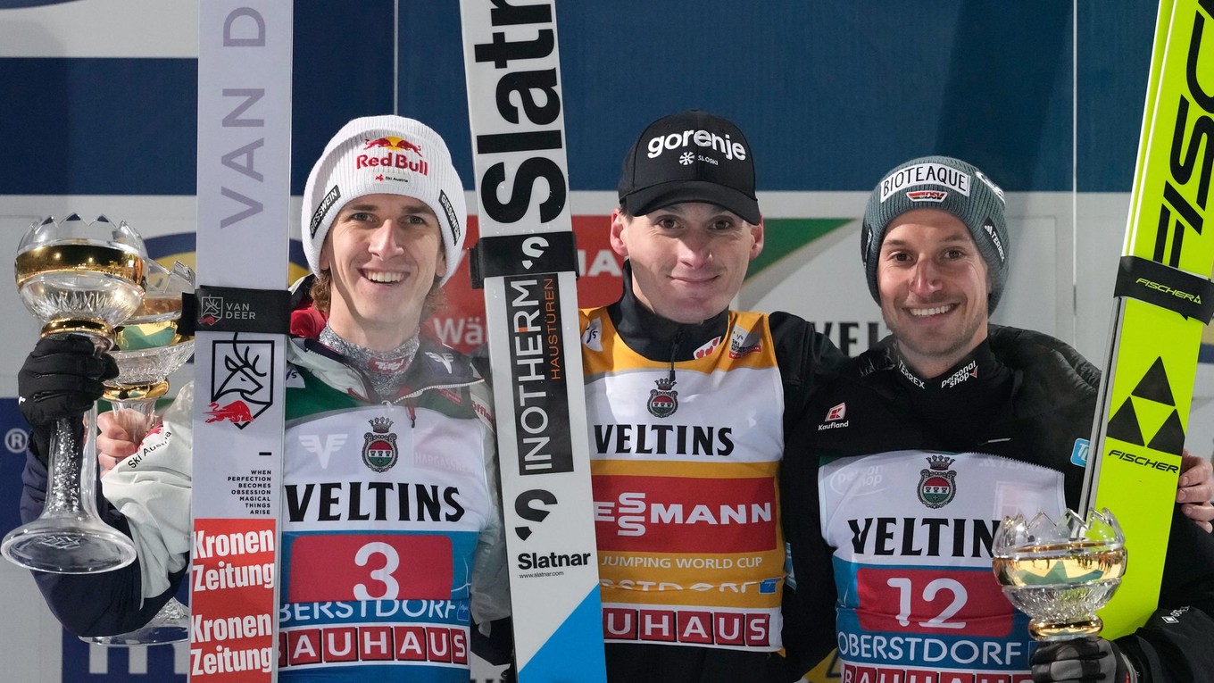 Na snímke slovinský skokan na lyžiach Domen Prevc (uprostred). Druhý Rakúšan Daniel Tschofenig (vľavo) tretí Nemec Felix Hoffmann (vpravo).