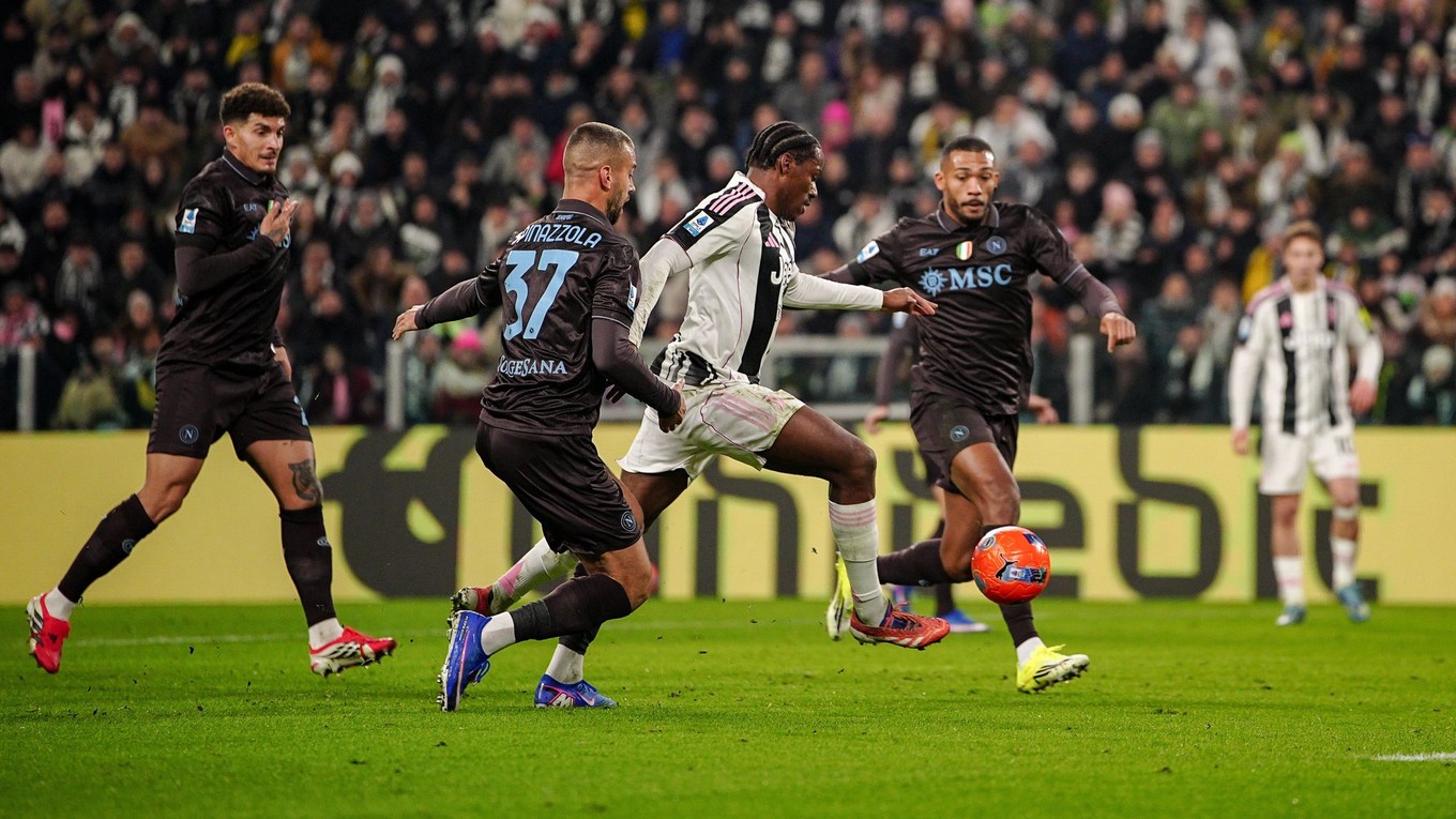 Hráč Juventusu Turín Jonathan David (uprostred) strieľa gól.