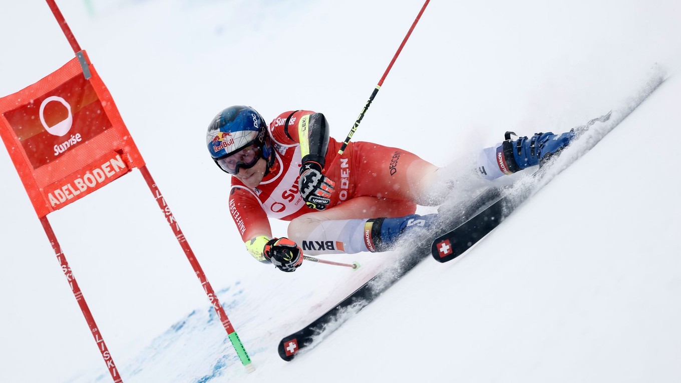 Marco Odermatt počas obrovského slalomu v Adelbodene.