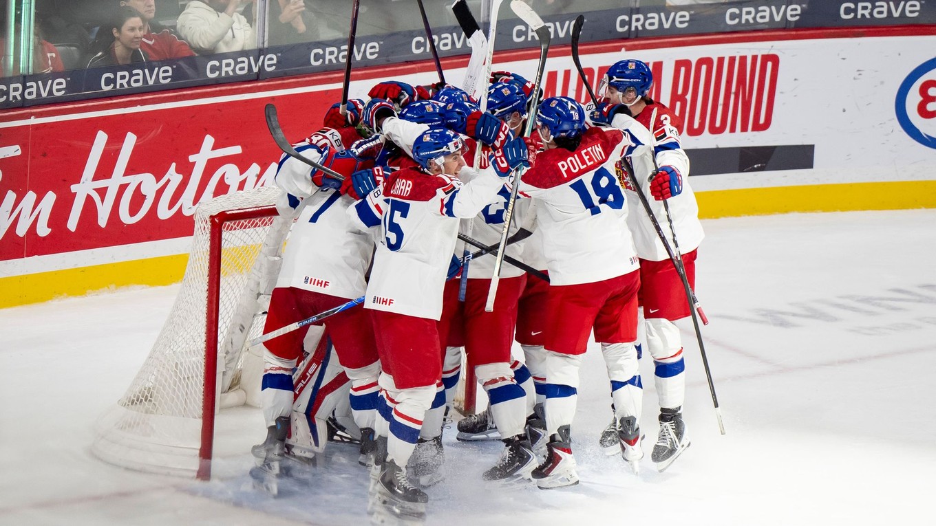 Českí hokejisti sa tešia z výhry po semifinálovom zápase Kanada - Česko.