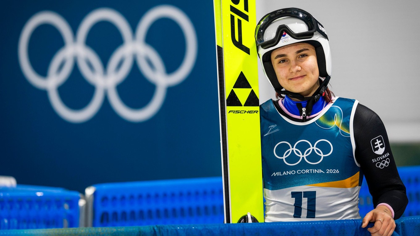 Kira Mária Kapustíková pózuje počas súťaže na strednom mostíku na XXV. zimných olympijských hrách.