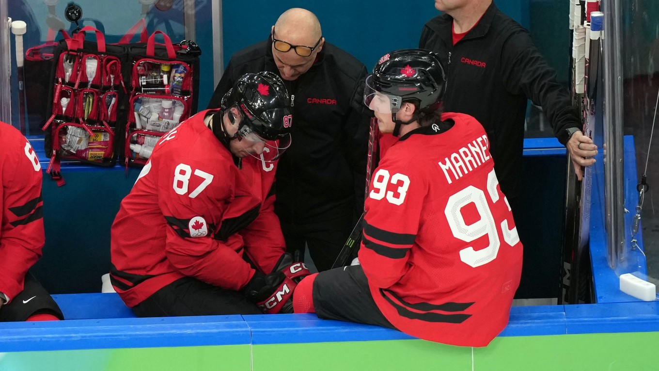 Sidney Crosby na striedačke po zranení v zápase s Českom.