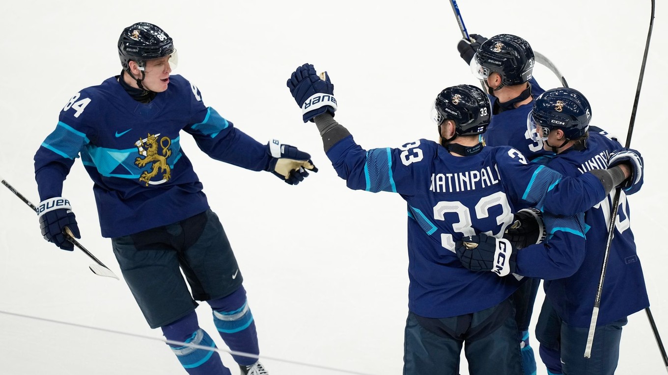 Hokejisti Fínska oslavujú gól proti Švédsku na ZOH 2026.