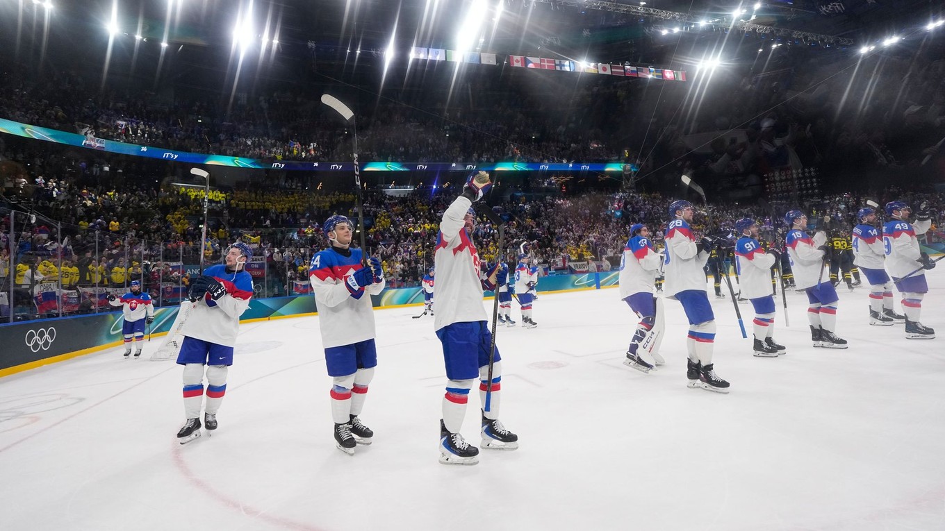 Slovenskí hokejisti sa zdravia s fanúšikmi po zápase Slovensko - Švédsko na ZOH 2026 v Miláne. 