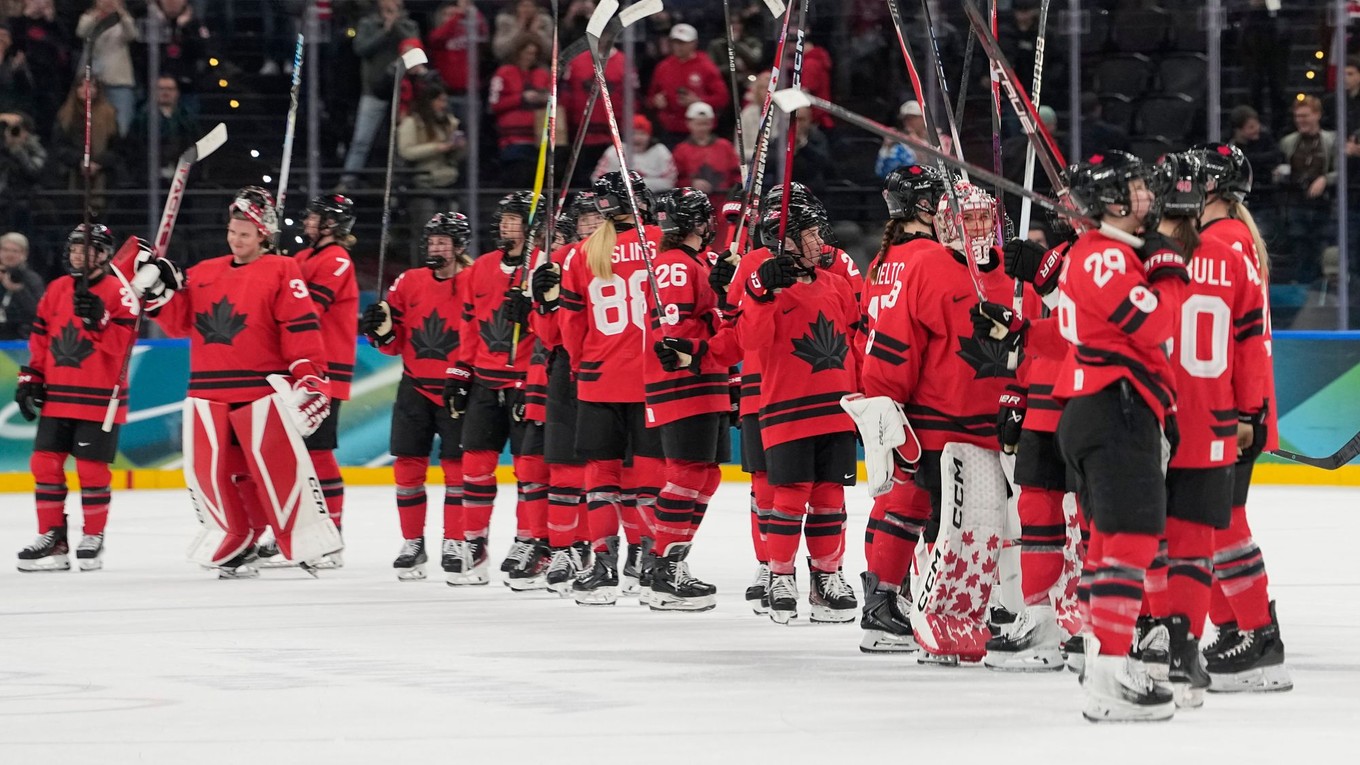 Kanadské hokejistky sa tešia z postupu.