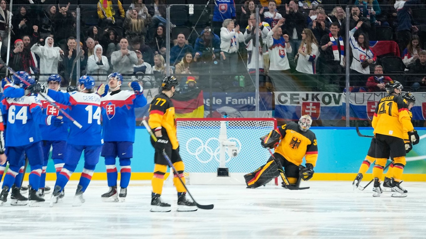Slovenskí hokejisti oslavujú gól proti Nemecku.
