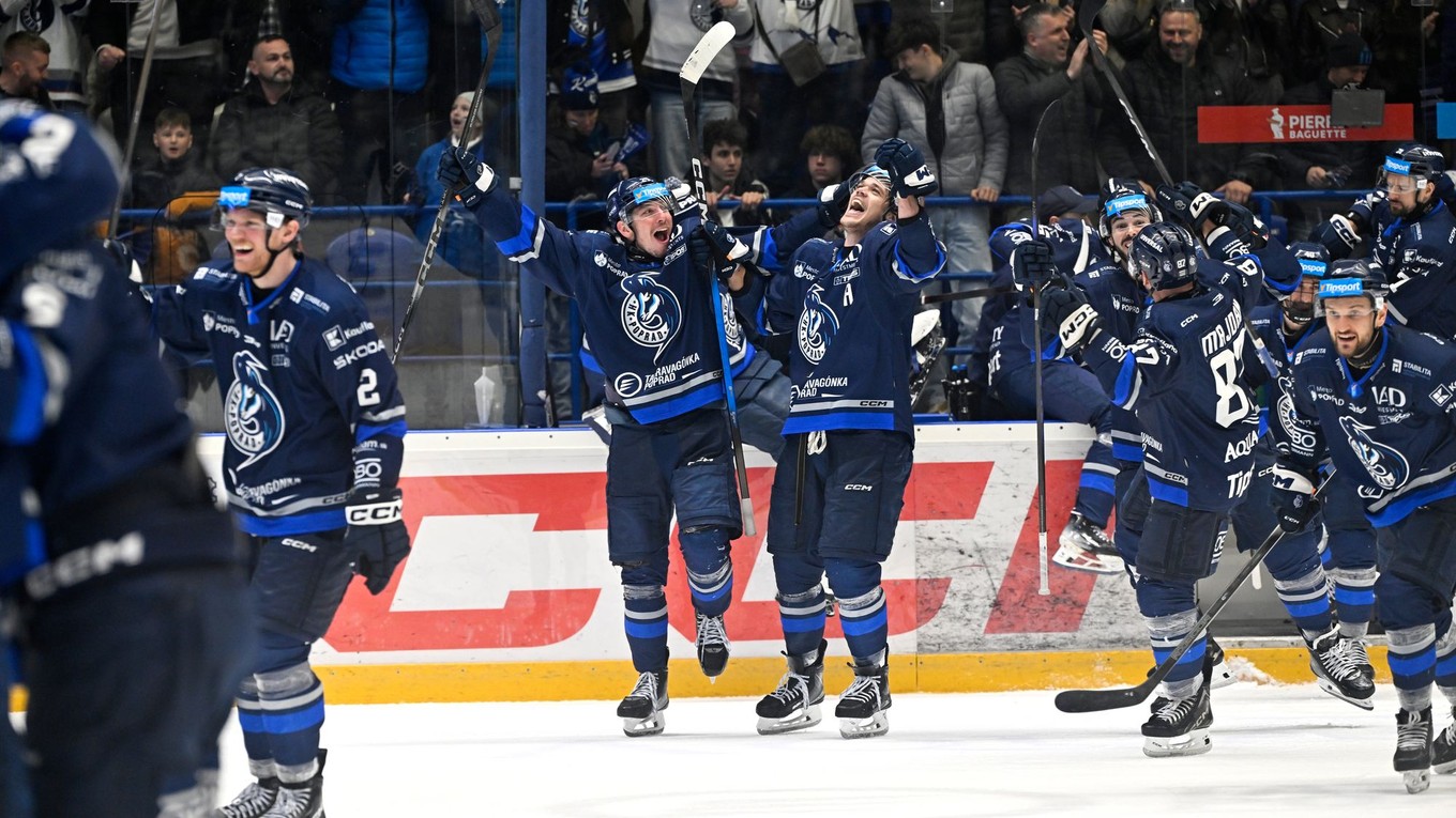 Na snímke radosť hráčov Popradu po šiestom zápase štvrťfinále play off.