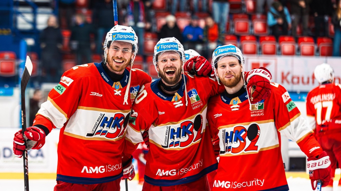 Hokejisti Liptovského Mikuláša sa tešia z triumfu.