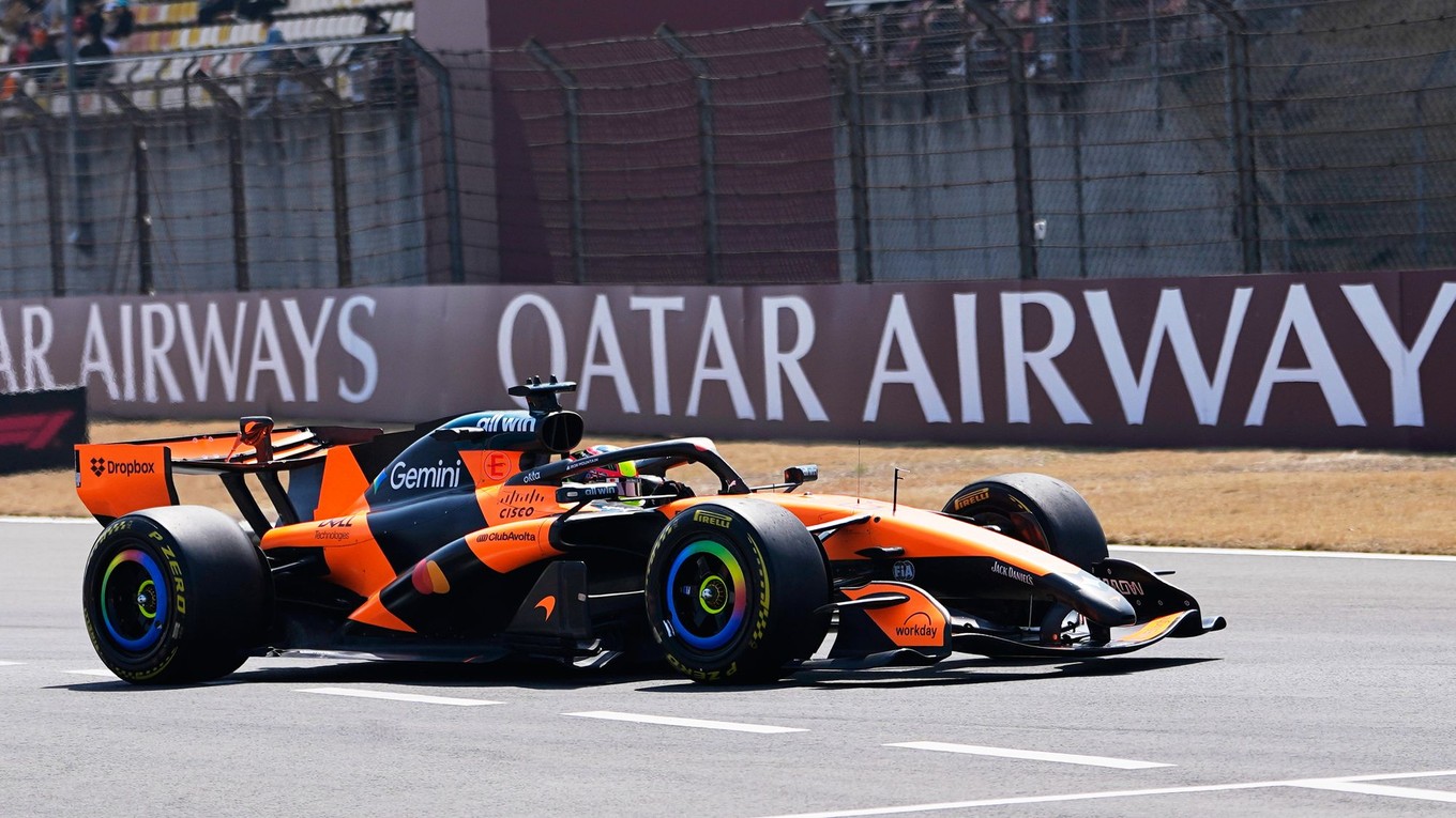 Oscar Piastri na McLaren počas prvého tréningu pred Veľkou cenou Číny.