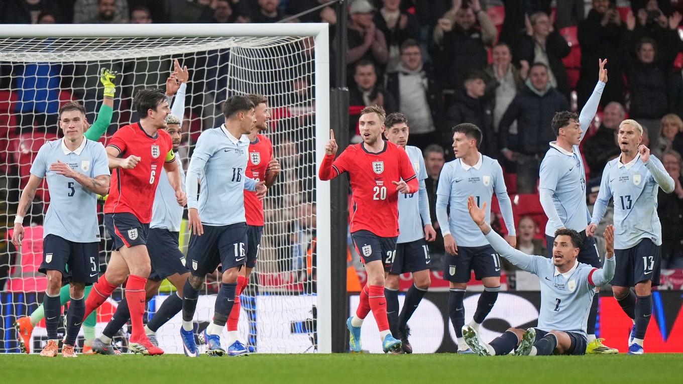Anglický hráč Ben White (uprostred vľavo) oslavuje po tom, ako strelil úvodný gól v prípravnom zápase Anglicko - Uruguaj.