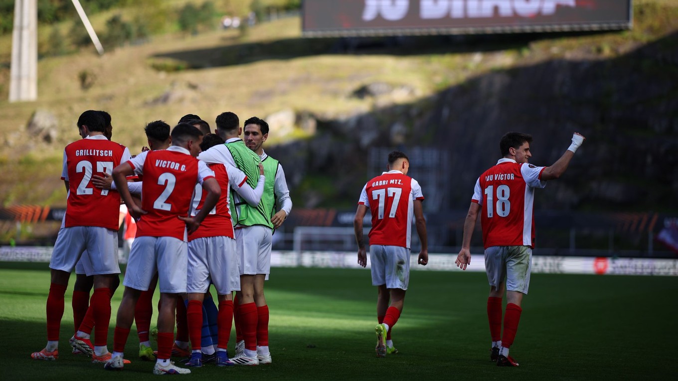 Futbalisti Sportingu Braga oslavujú gól proti Ferencvárosu.