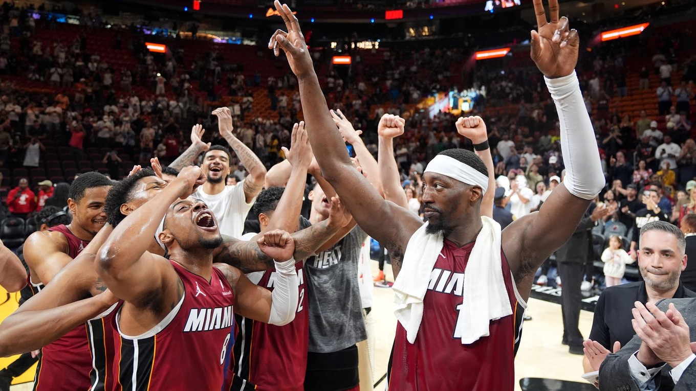 Bam Adebayo oslavuje so svojimi spoluhráčmi