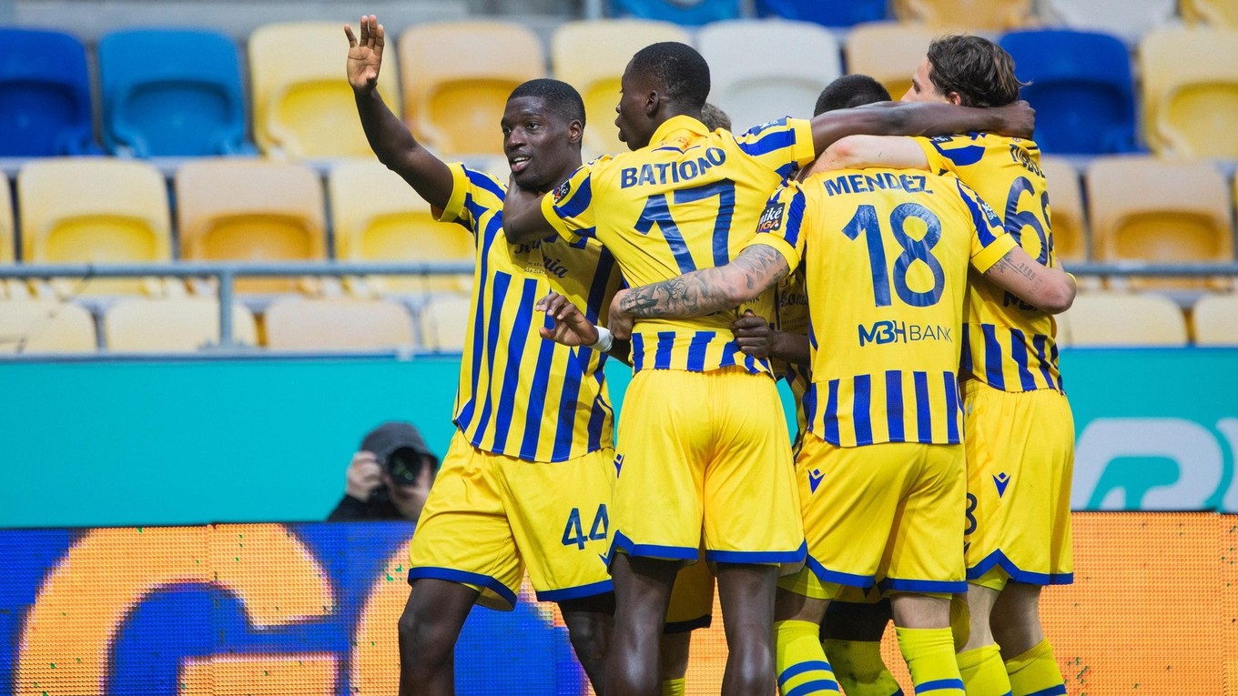 Hráči FC DAC 1904 Dunajská Streda oslavujú gól.