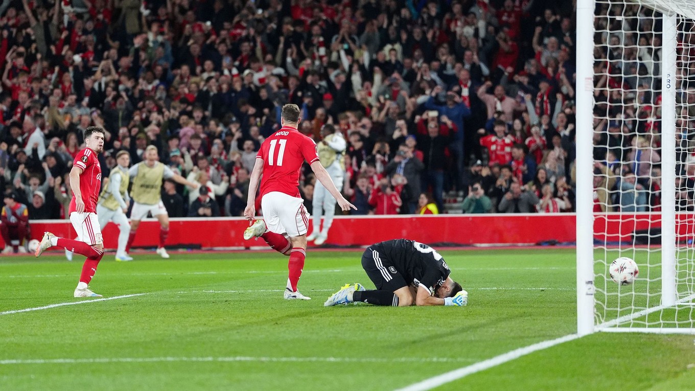 Nottingham Forest strieľa gól. 