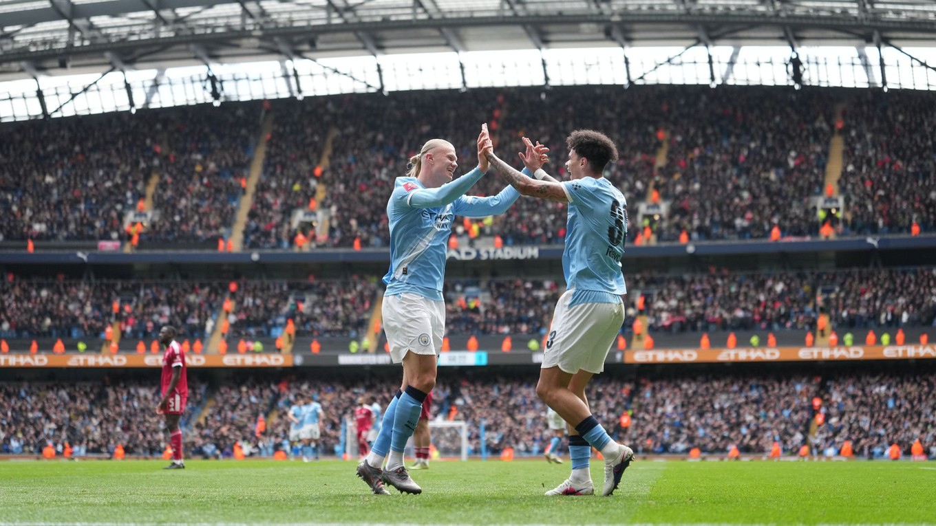 Erling Haaland a Nico O'Reilly oslavujú gól. 