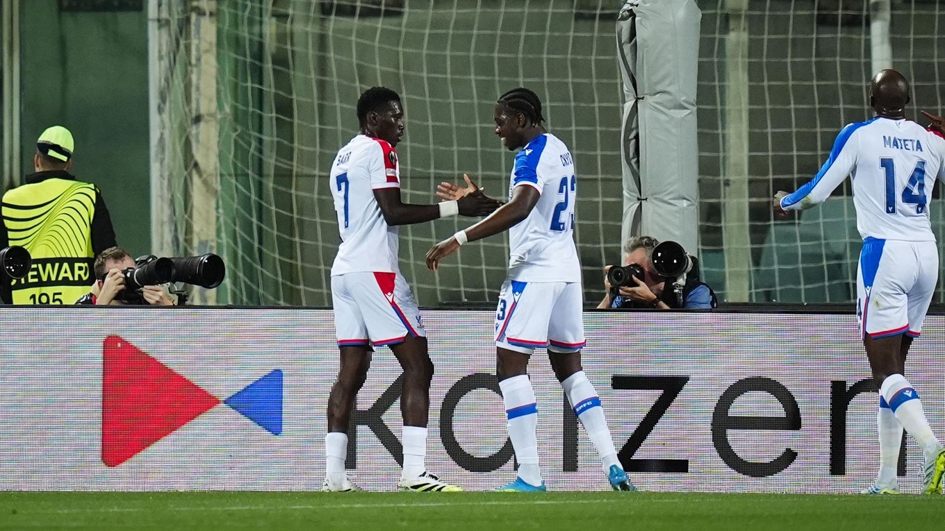Hráč Crystal Palace Ismaila Sarr(vľavo) oslavuje po tom, ako skóroval počas zápasu štvrfinále.