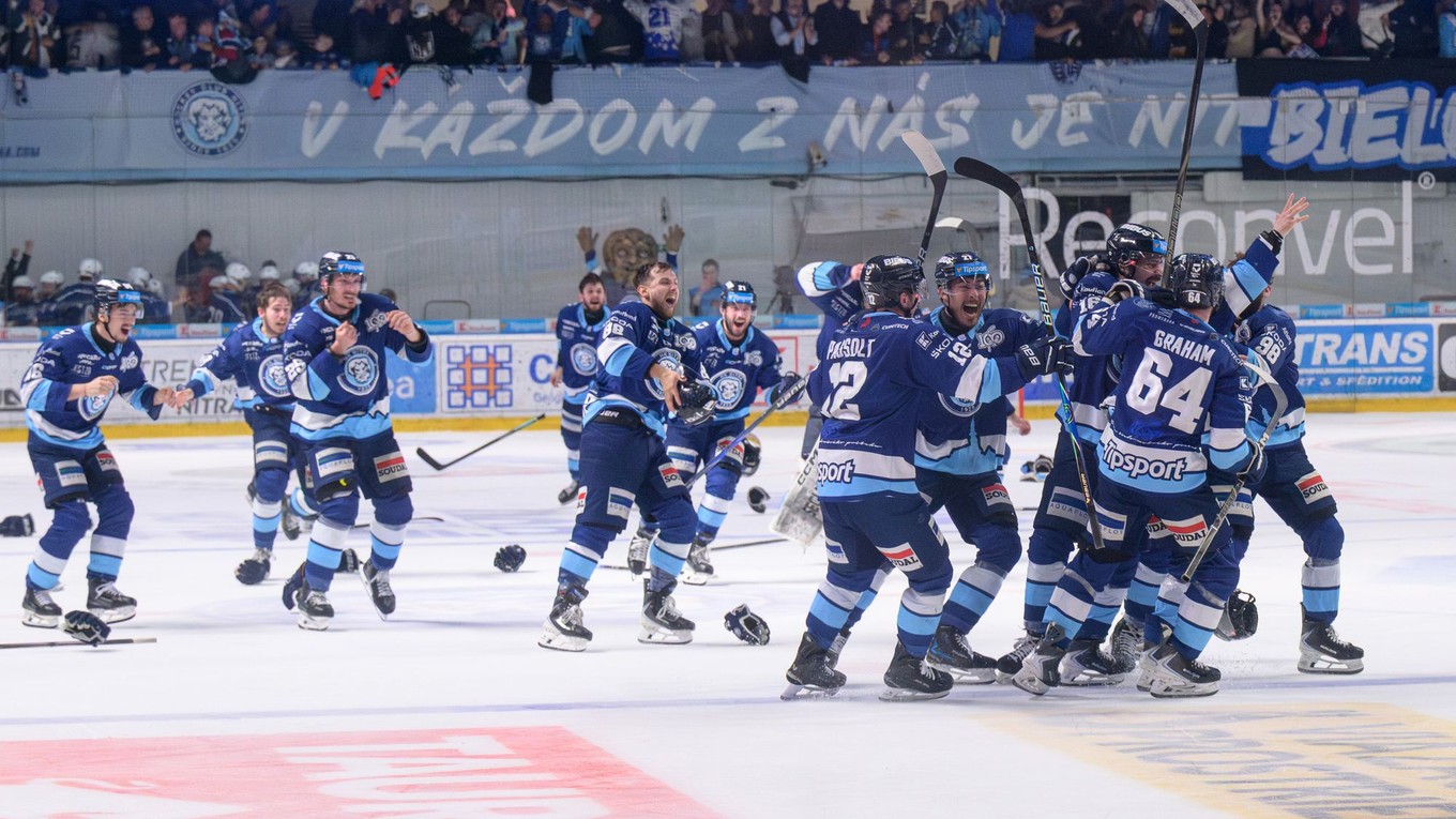 Hokejisti HK Nitra oslavujú víťazstvo v siedmom zápase finále proti HC Slovan Bratislava a zisk majstrovského titulu.